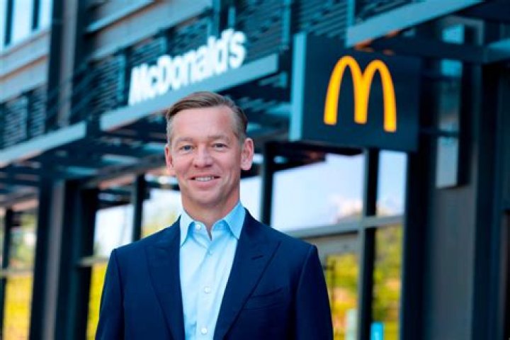 Fame | Robert Moser (business executive) net worth and salary income estimation Jan, 2024